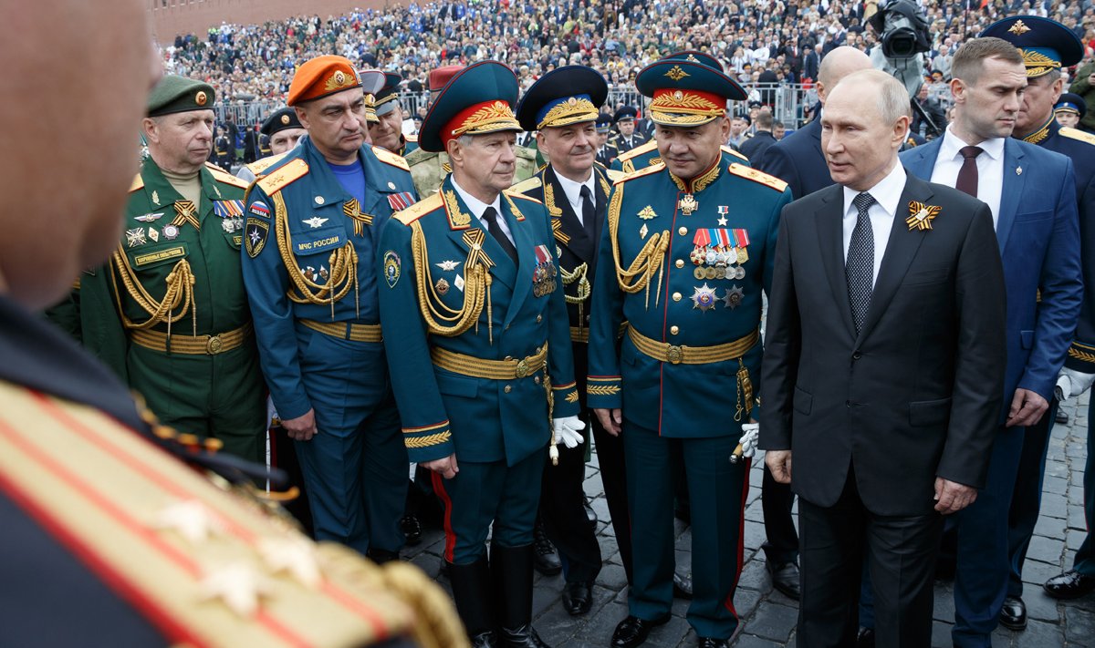 Putin kindralitega 9. mai sõjaväeparaadil