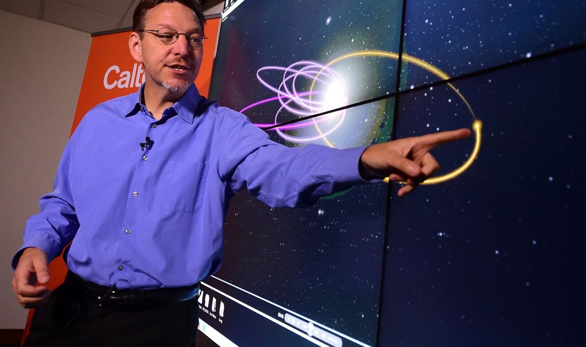 Astronoom Mike Brown näitab esitlusel orbiiti (kollane), millel peaks liikuma planeet, mis mõjutab vähemalt kuue Kuiperi vöö taevakeha orbiite (lillad).