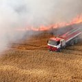 ФОТО | Рядом с Пайде горит хлебное поле, работы по тушению продолжаются