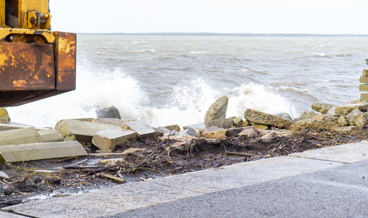 Torm Saaremaal, vesi taandub, tuul on endiselt tugev
