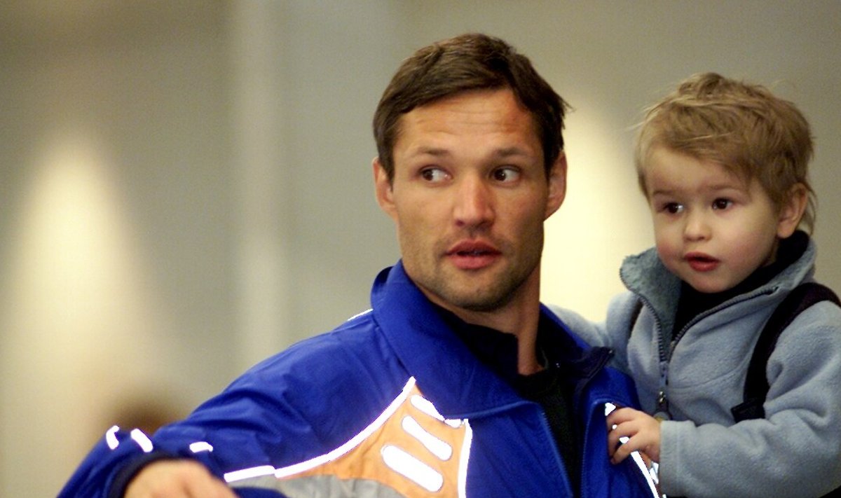 Erki Nool oma vanima poja Robiniga 2001. aastal.