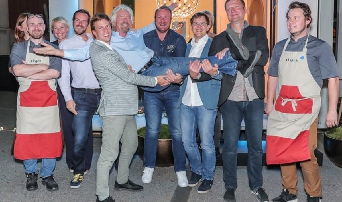 Eesti ettevõtjad ja EAS-i esindajad koos Richard Bransoniga (kätel) poseerimas. (Foto: EAS)