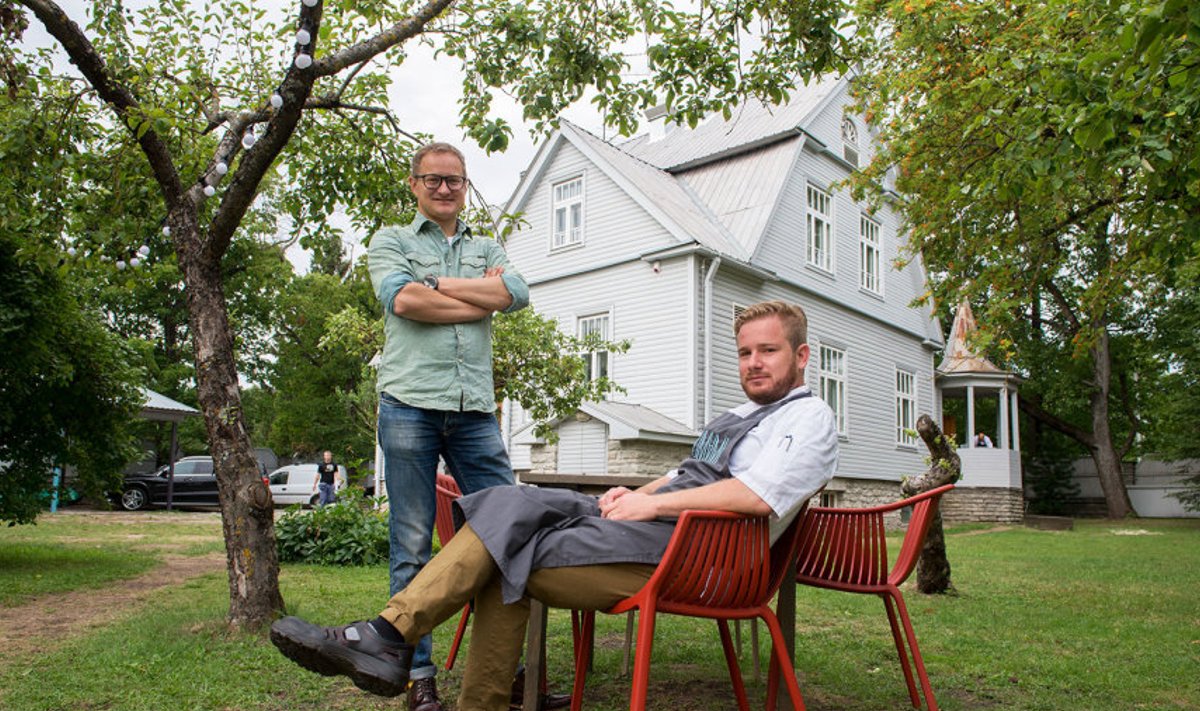Tehtud: Kristjan Peäske (seisab) ja Janno Lepik vastse restorani õuel.