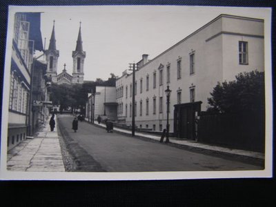 Vaade 1930. aastatel Luise tänavale. Paremal Saksa reaalkooli hoone. Põles sõjas, taastati muudetud kujul.