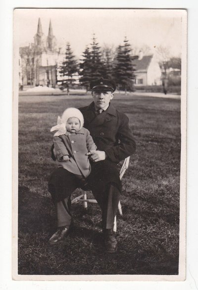 Perekonnafoto Falgi pargis 1937. aastal.
