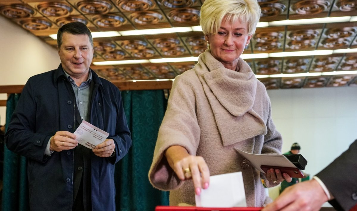 Läti president Raimonds Vejonis ning tema abikaasa Iveta valimispäeval hääletamas Ogre linnas, Riia vahetus läheduses