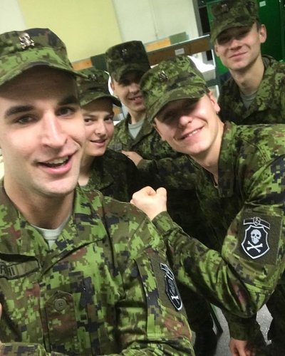 Reamees Artur koos kaasvõitlejatega kasarmus (Foto: ajakiri Sõdur 3 / 2020)