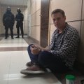 ВИДЕО | Спецназ выпилил дверь в офисе Навального из-за фильма ”Он вам не Димон”, который вышел почти три года назад