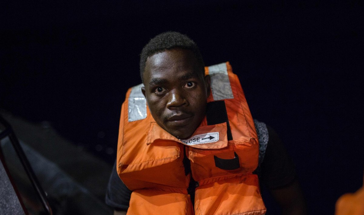 PAREMA ELU IHKAJA: Euroopassejõuda soovinud sisserändaja päästeti Vahemerelt 2017. aasta 15. augustil.