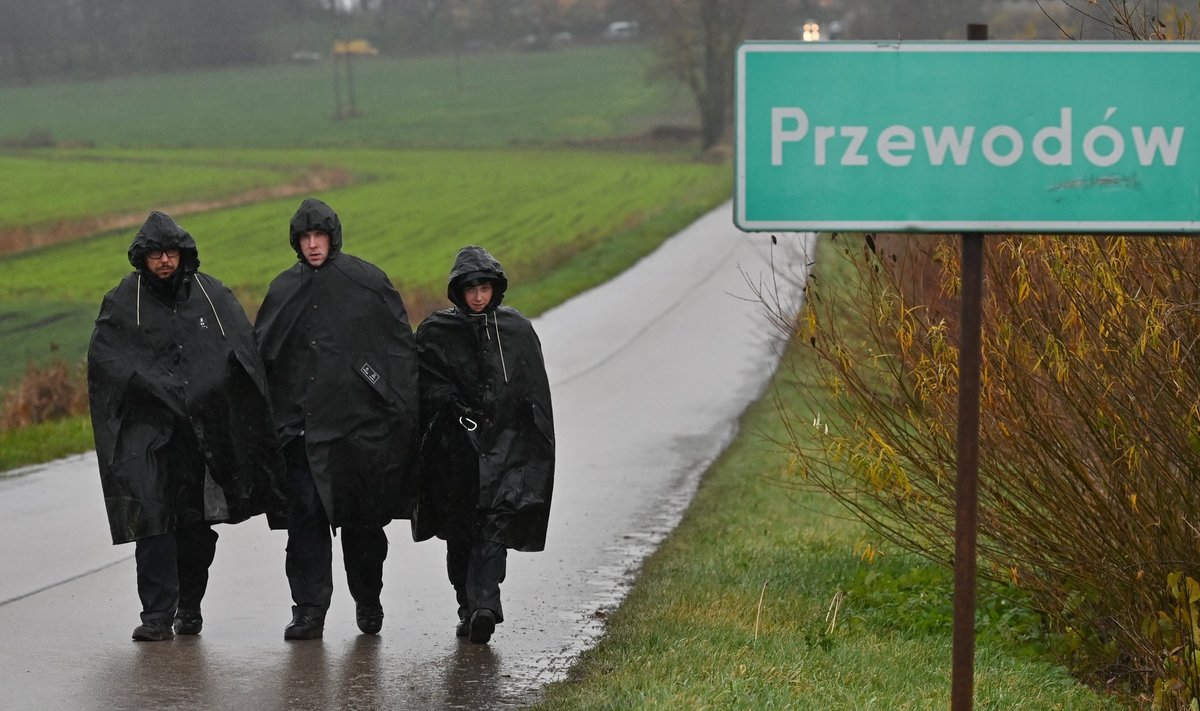 OTSINGUTEL: Vihmakeepides Poola politseinikud kammisid täna põldu Przewodówi lähedal, kuhu kukkus sõjarakett.