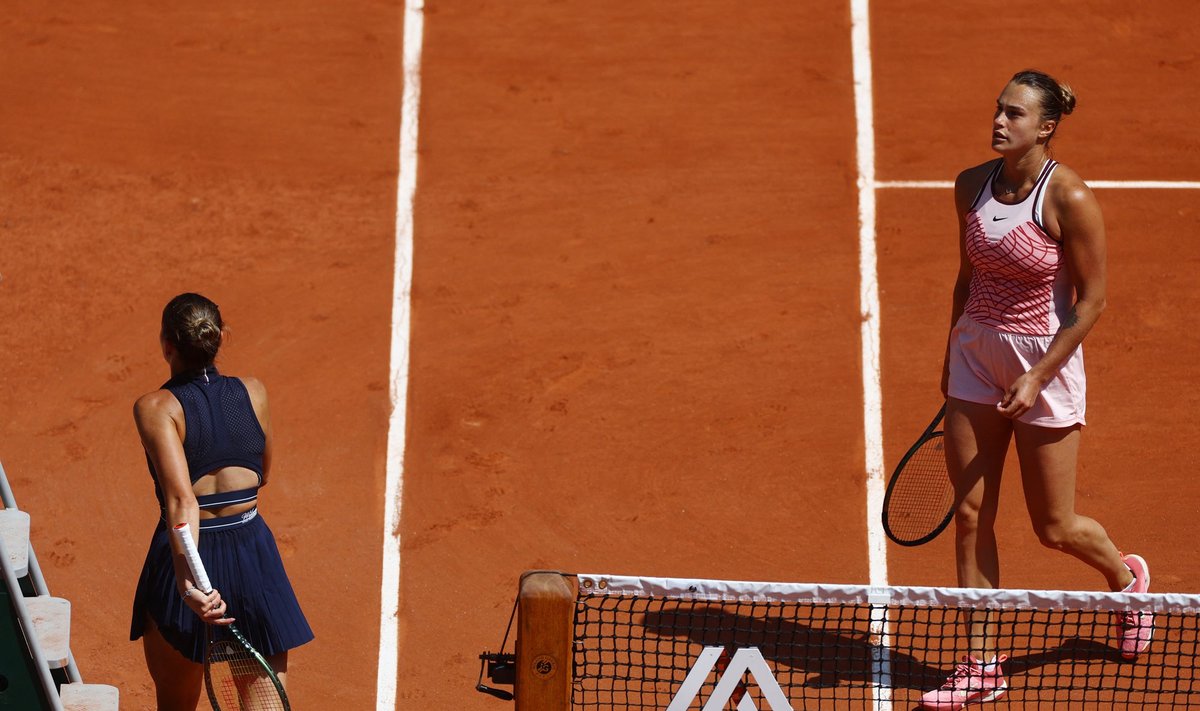 Marta Kostjuk jättis Arina Sabalenka käe surumata ega vaadanud valgevenelannale otsagi.