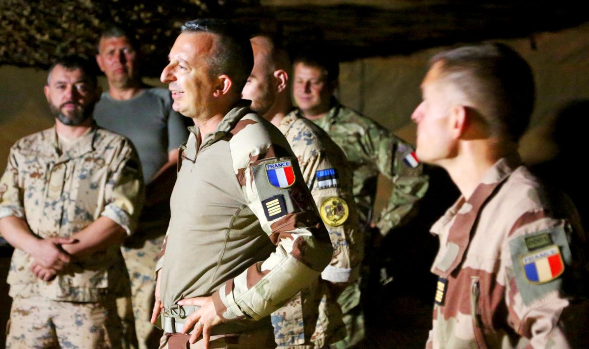 KAUGEL AAFRIKAS: Prantsuse kolonel tutvub Malisse saabunud Eesti kaitseväelastega. Kaitsepoliitikas on aeg hakata õppima prantsuse keelt. Bienvenue à bord!