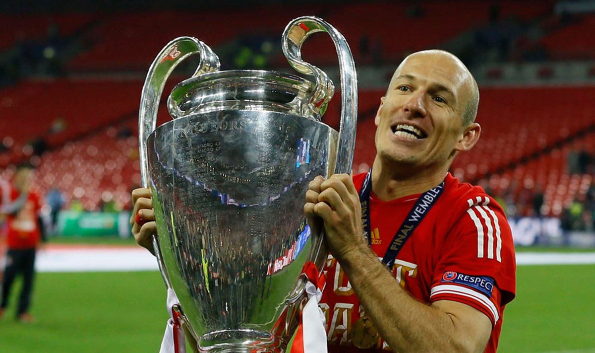 Hoolimata noorest koosseisust on hollandlastel kaasas ka maailma jalgpalli kuumemaid nimesid Arjen Robben. Pildil on ta mais Müncheni Bayerniga võidetud Meistrite liiga karikaga.