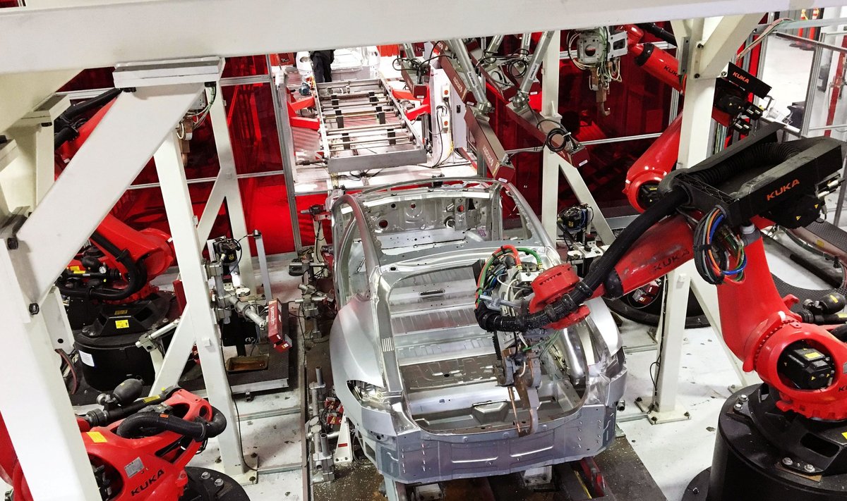 Robotkäed panevad Tesla Californias Fremontis asuvas tehases autot kokku.