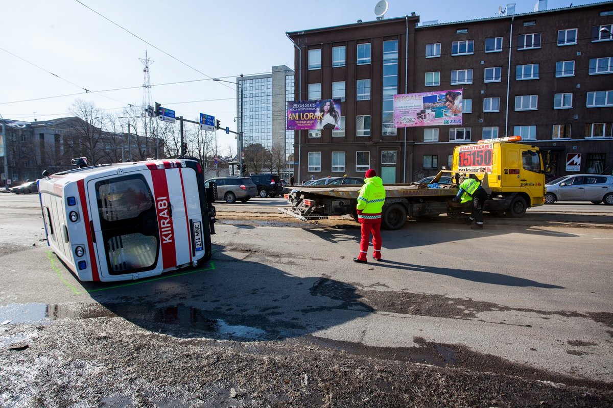 ФОТО и ВИДЕО: Машина скорой помощи, спешившая на вызов, попала в тяжелую  аварию на перекрестке возле 