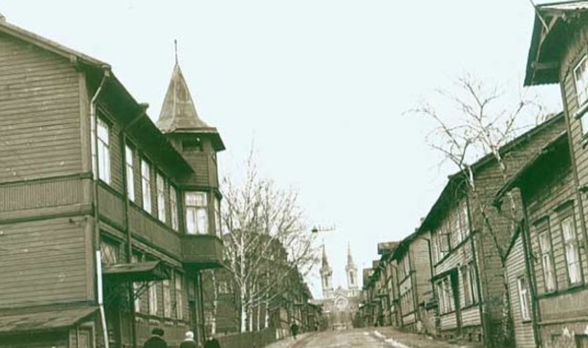 Vaikne Luise tänav 1970. aastatel enne seda, kui tänava pikendamine raudteeni ning Kaarli kiriku juurest läbimurtud uus sõidurada suurendasid oluliselt sealset liikluskoormust.