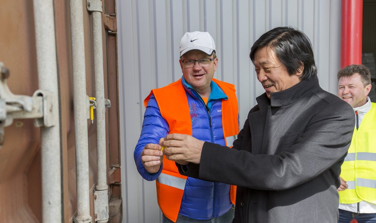 Tere omanik Oliver Kruuda ja Jaapani suursaadik Tetsuro Kai saatsid aprillis Põlvast teele ajaloolise lõssipulbri koorma, kokku sada tonni Tere tehases toodetud söögipoolist.