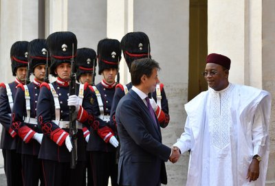 RAHA SULLE, PÕGENIKUD KA: Itaalia peaminister Giuseppe Conte surub kätt Nigeri presidendil Mahamadou Issoufoul.