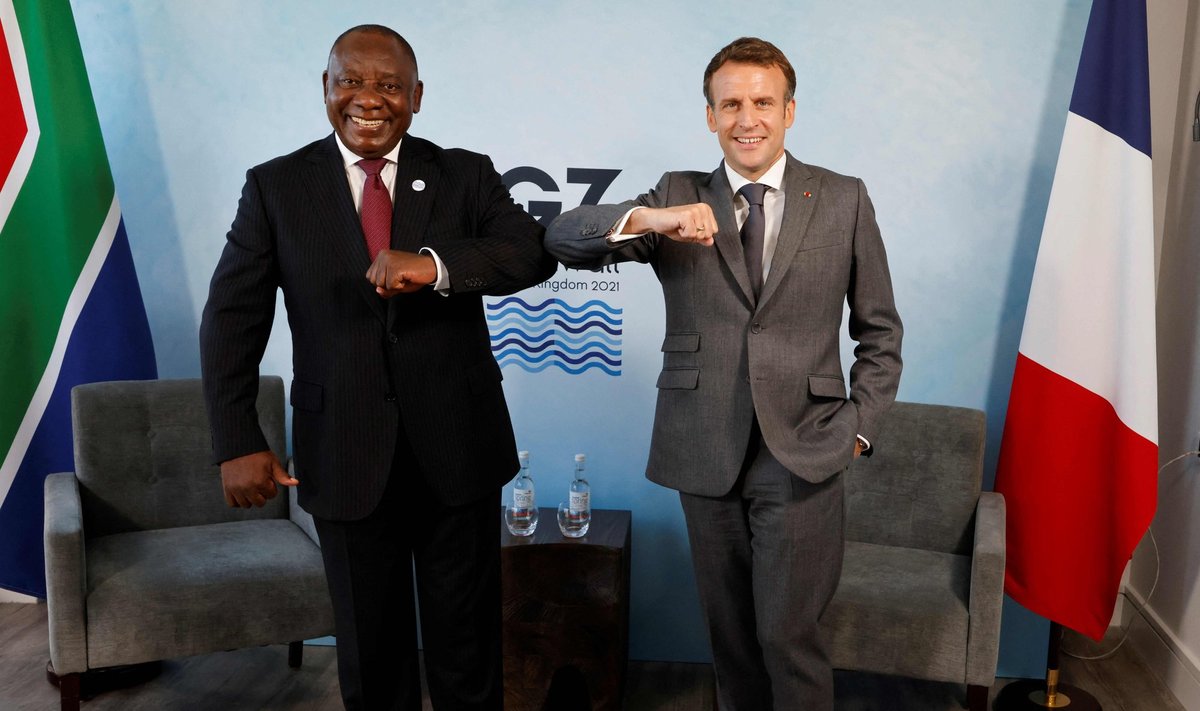 Президент Франции Эммануэль Макрон и его южноафриканский коллега Сирил Рамафоса