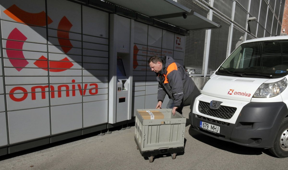 Omniva kuller Kaarel Külvet toimetab postipakkidega. Mullu tõusis Omnivaga saadetud postipakkide arv 40 %.