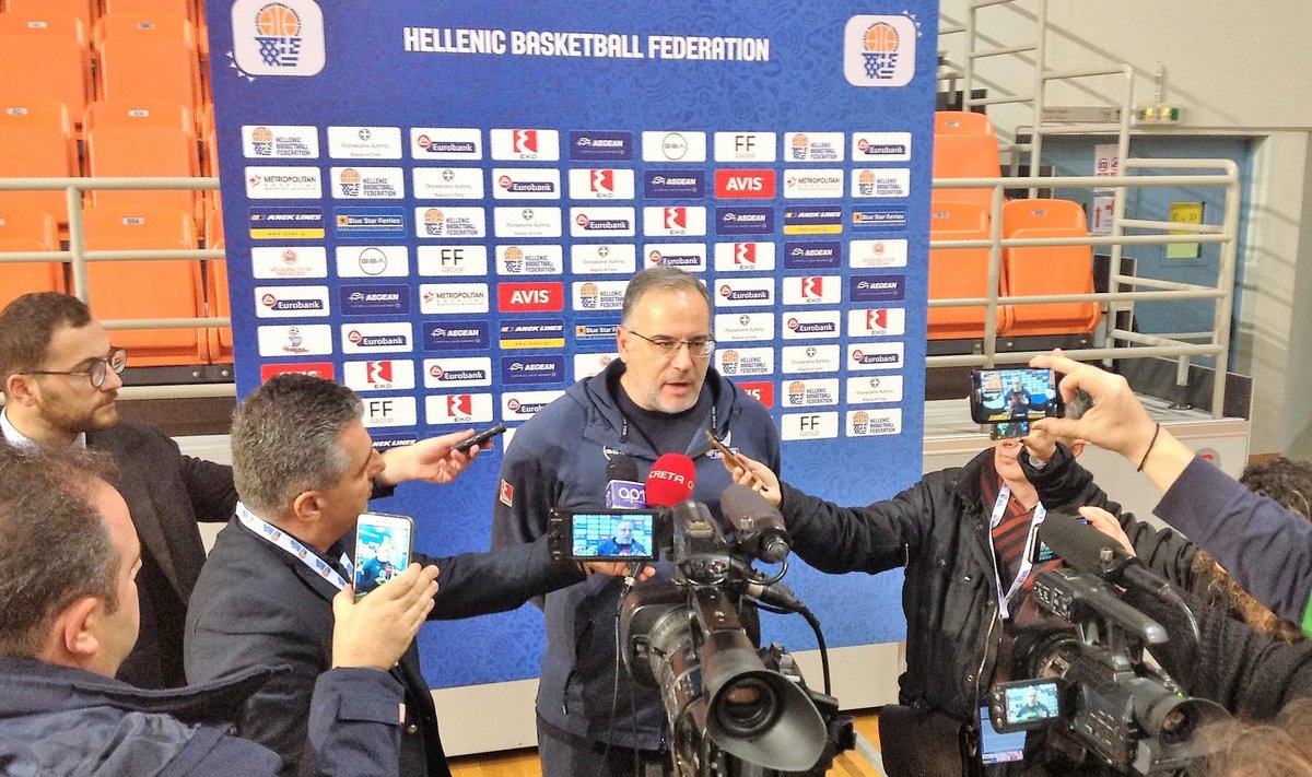 Kreeka korvpallikoondise peatreener ajakirjanike ees