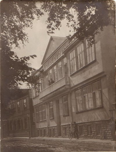 1913. aastal valminud Kevade 4 majja kolis 1898. aastal asutatud kool, mille nimeks sai hiljem Jakob Westholmi Poeglaste Eragümnaasium. Selles hoones paiknes kuni 1958. aastani Tallinna 4. Keskkool, seejärel vene õppekeelega Tallinna 9. Keskkool. Hiljem a