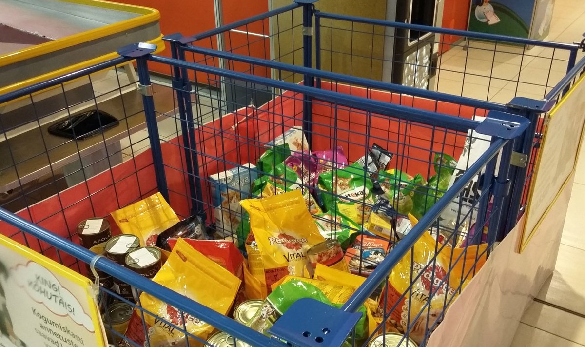 Lemikloomadele toidu ja maiuste kogumiskast Laagri Maksimarketis.