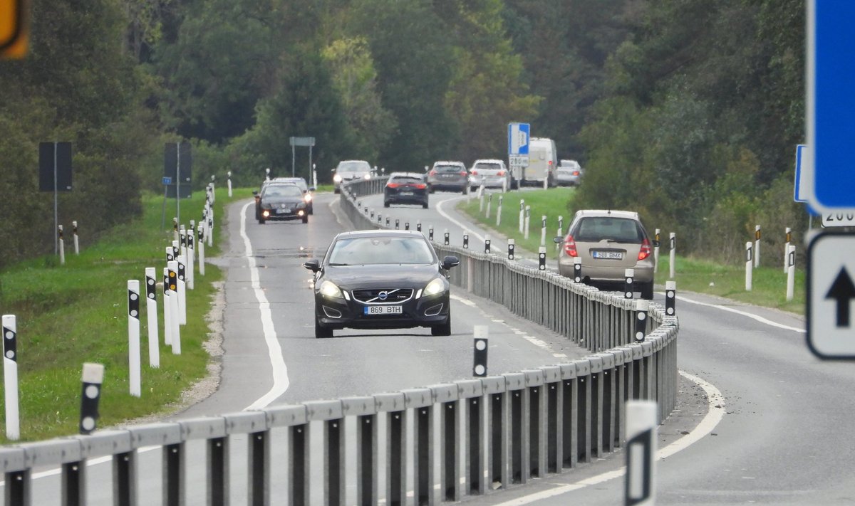 AUTOD KANALISSE: Pärast Tallinna-Rapla maanteele keskpiirde rajamist on õnnetusi juhtunud varasemast märksa rohkem.