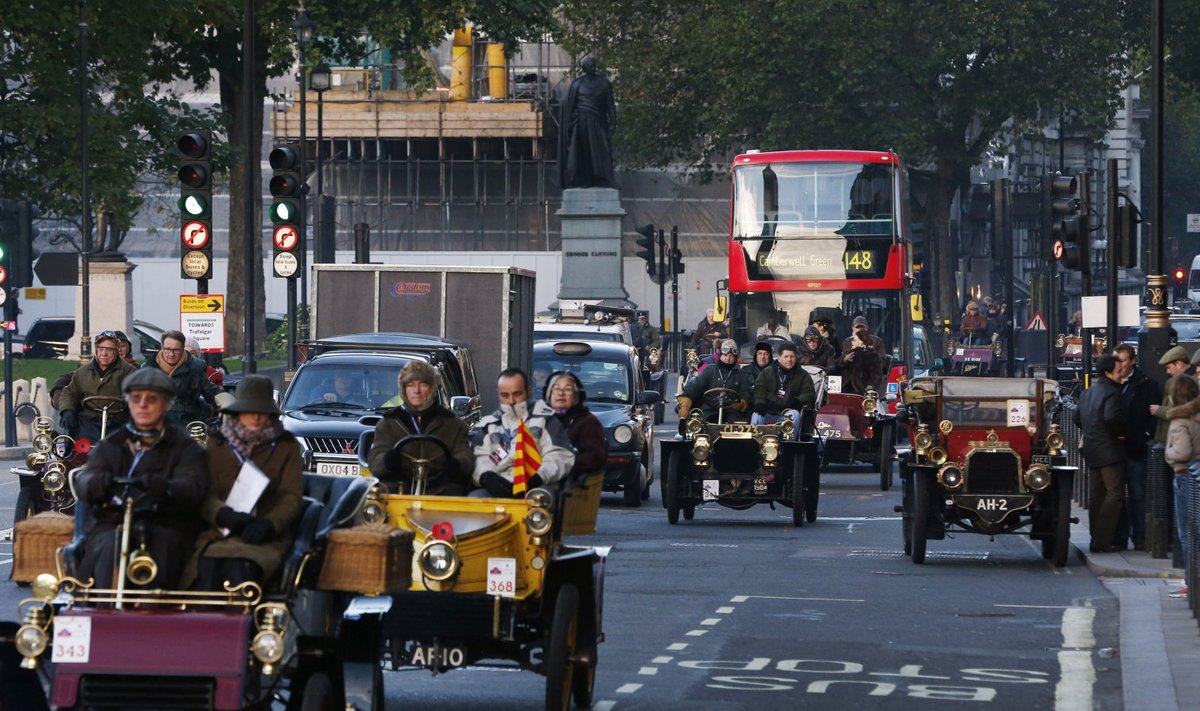 Vanaautod Londoni liikluses mälestussõidul Brightoni poole veeremas.