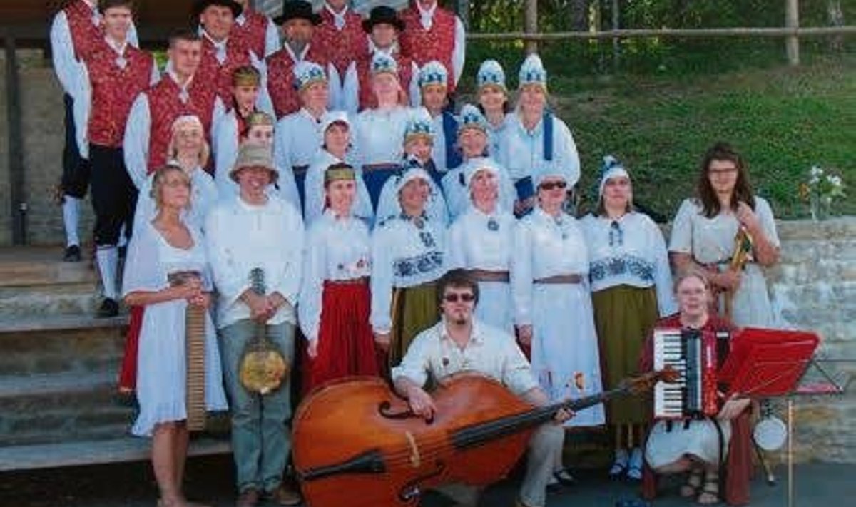Osa rahvakultuurigrupist enne Euroopasse sõitu Ebavere laululaval. Foto: Erakogu