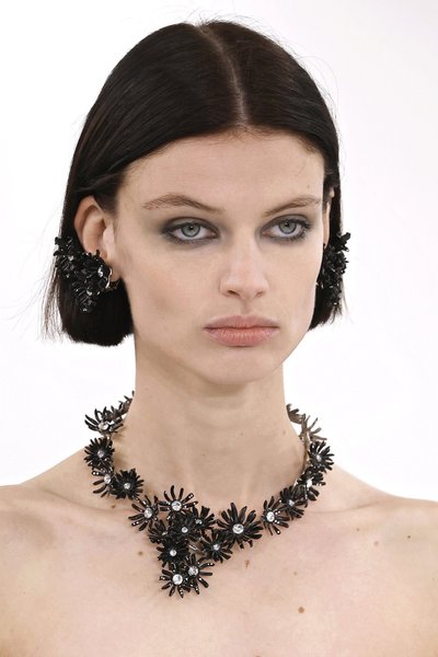 Pimedad ööd. Givenchy.