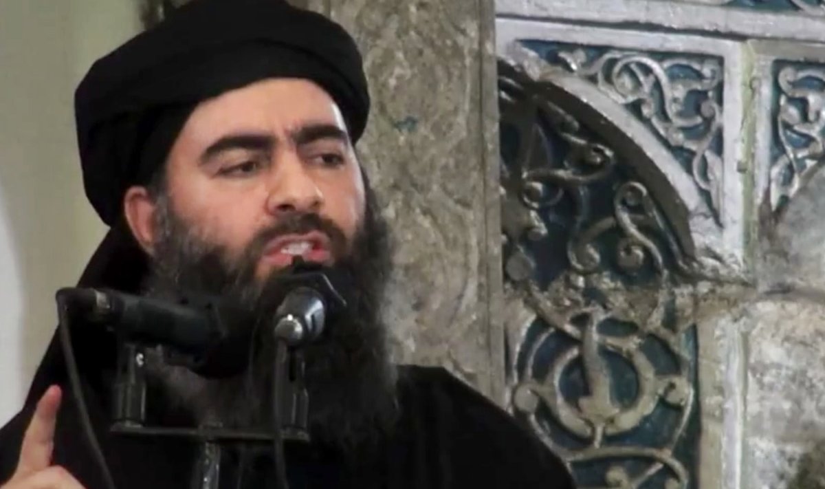 Kaader juuli algul avaldatud videost, millel on väidetavalt Mosulis mošees kõnet pidav Baghdadi.