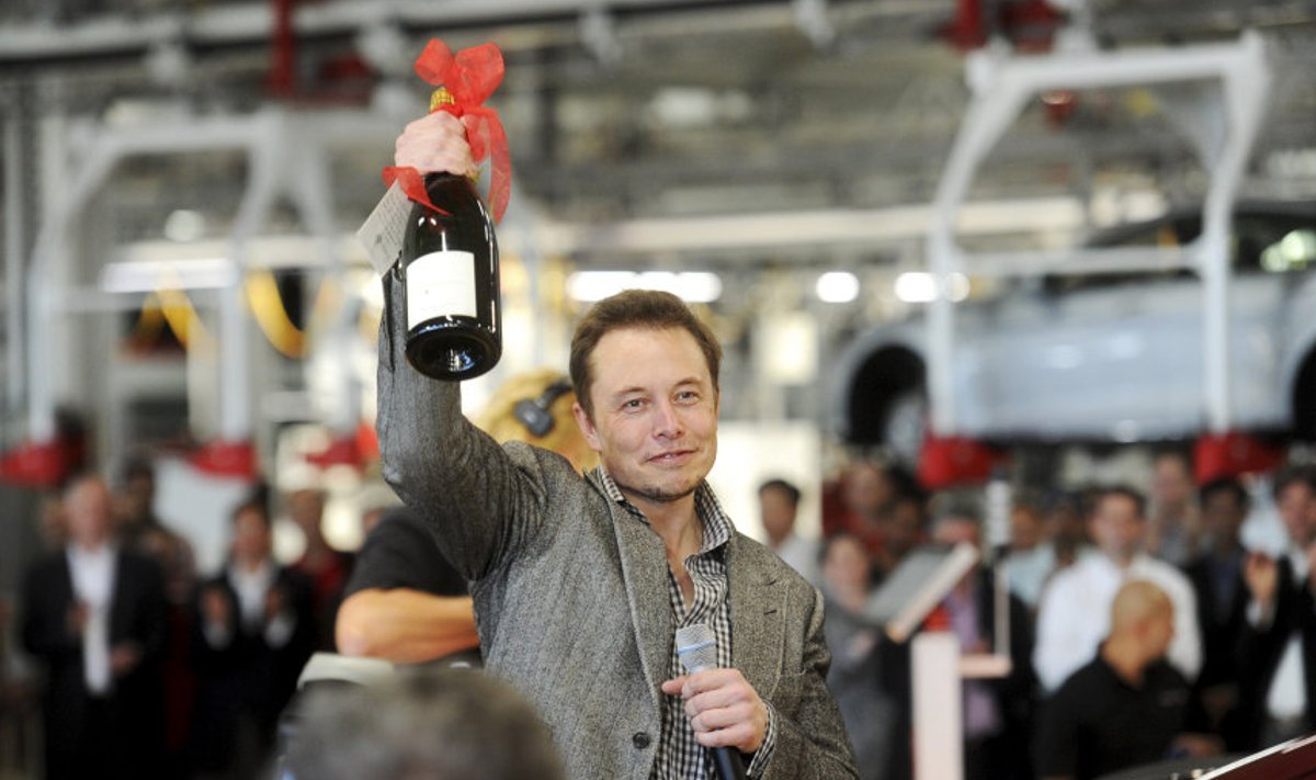 Fotol kuulutab Elon Musk 2012. aasta juunis avatuks Tesla tehase Fremontis. 