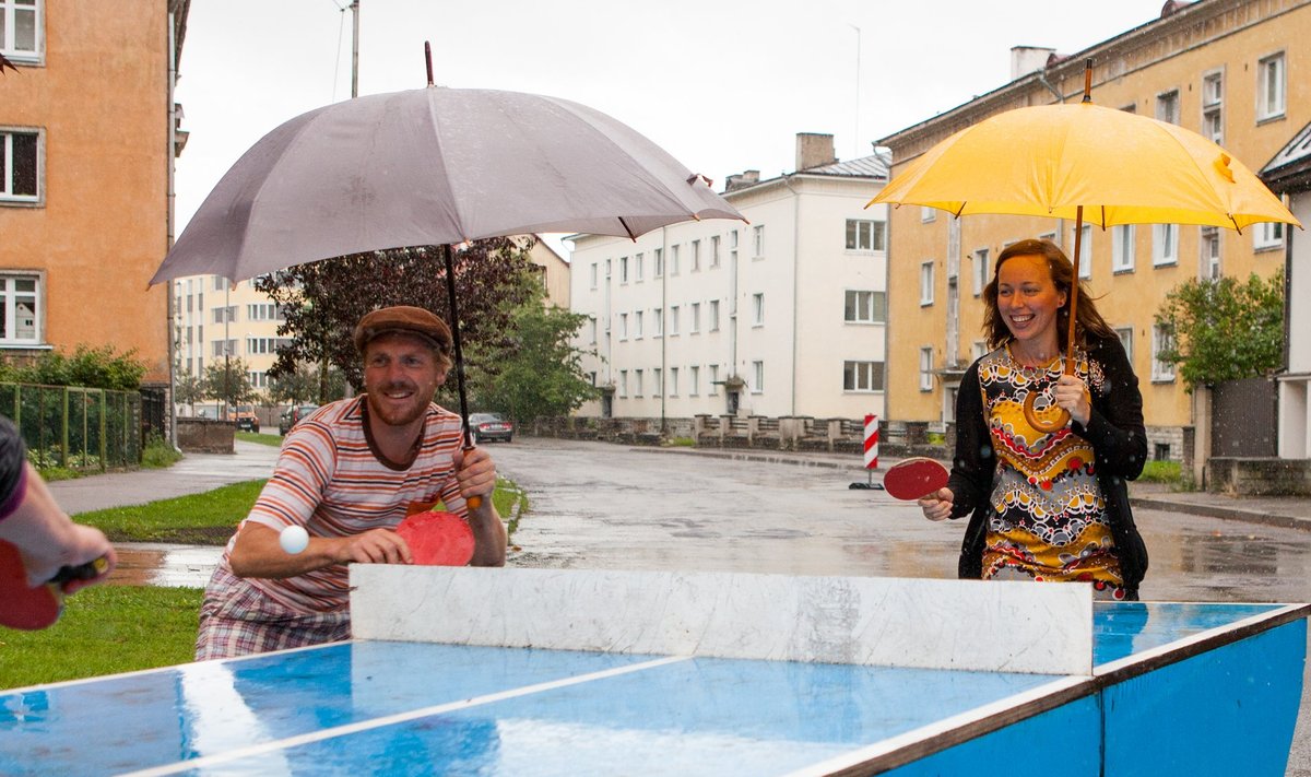 Hooandja juhatuse liige Tiiu Sullakatko ja Uue Maailma tänavatefestivali korraldaja Erko Valk demonstreerivad, kuidas saab linnaosa tänavatel lõbusalt aega veeta.