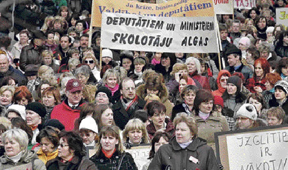 Läti kooliõpetajad tulid aprillis tänavaile, et protestida vallandamisohu vastu.
