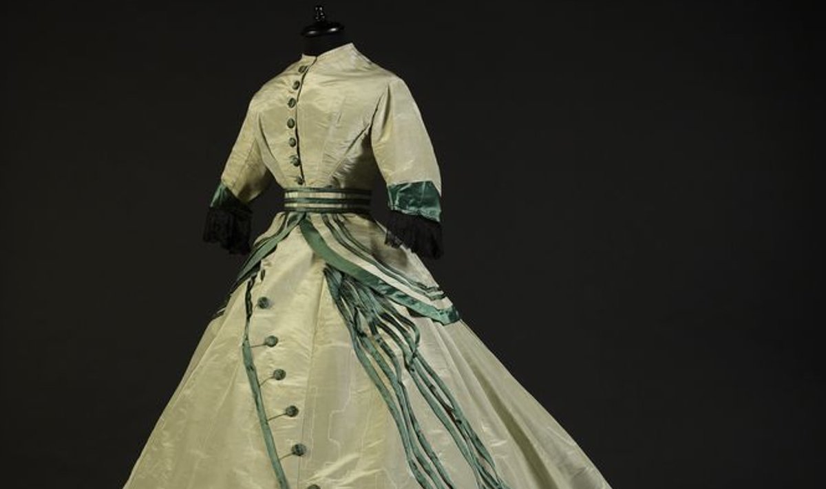 Seda rohekast taftist vedikuga kleiti kanti mõnes Euroopa peenes salongis umbes 1865. aastal.