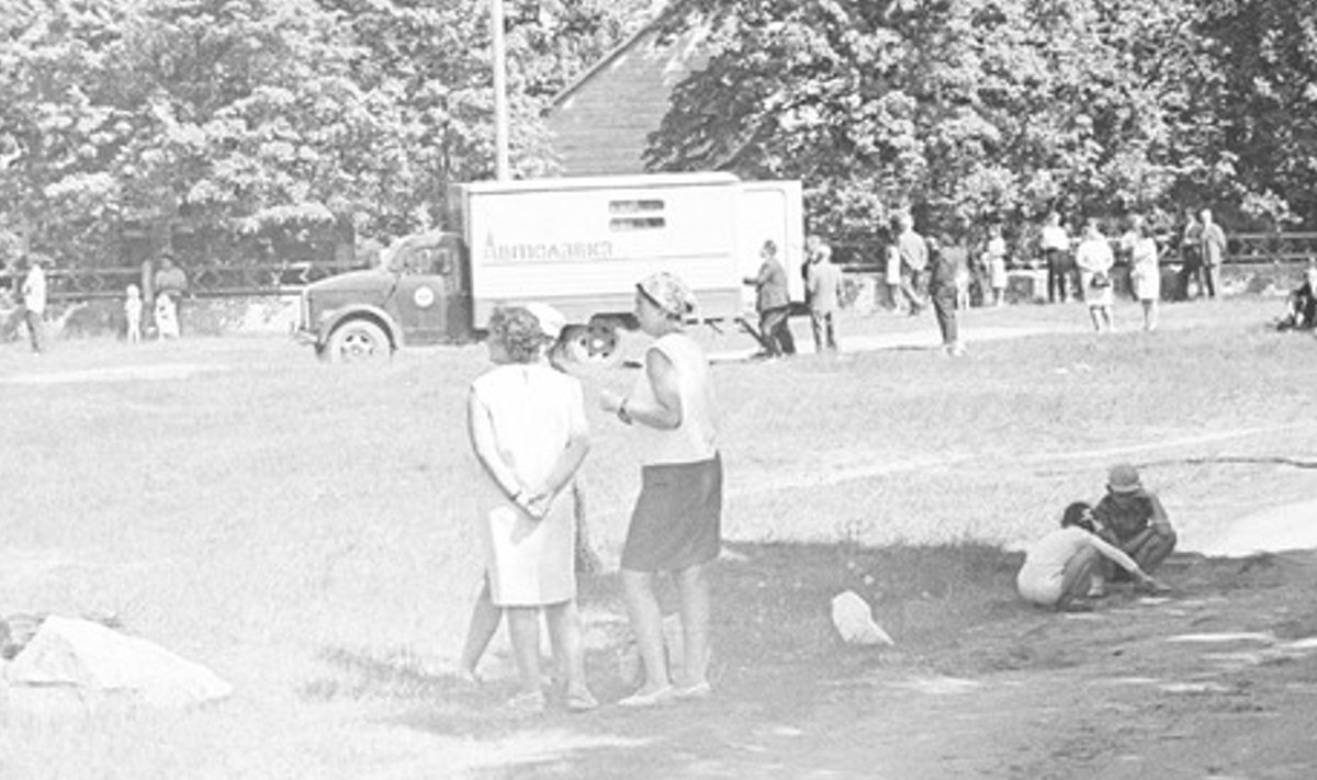 Kalmistupäev Käsmus 1972. aastal, kus on kohal ka kauplusauto.