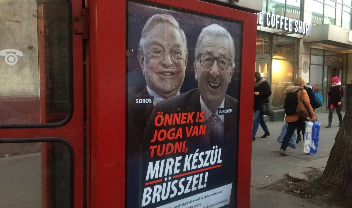 Kõmuline George Sorose ja Jean-Claude Junckeri pildiga plakat üleeile Ungari pealinnas Budapestis. Kiri ütleb: „Teil on õigus teada, mida Brüssel kavatseb.”