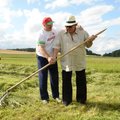 FOTOD ja VIDEO: Endine sovhoosi direktor Lukašenka õpetas Depardieule vikatiga niitmist