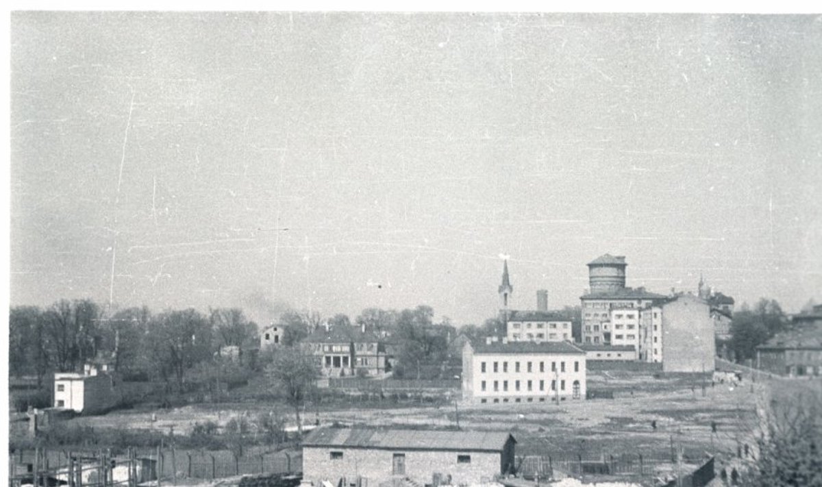 Vaade 1949. aastal üle mäetehnikumi ehitusplatsi Tõnismäe suunas. Vasakul ülal olev sammastega hoone on Laidoneri villa. Taamal keskel valge hoone on täna uute kortermajade vahel ainukesena alles Suur-Ameerika tänava ajaloolisest algusest. Just seal asus 
