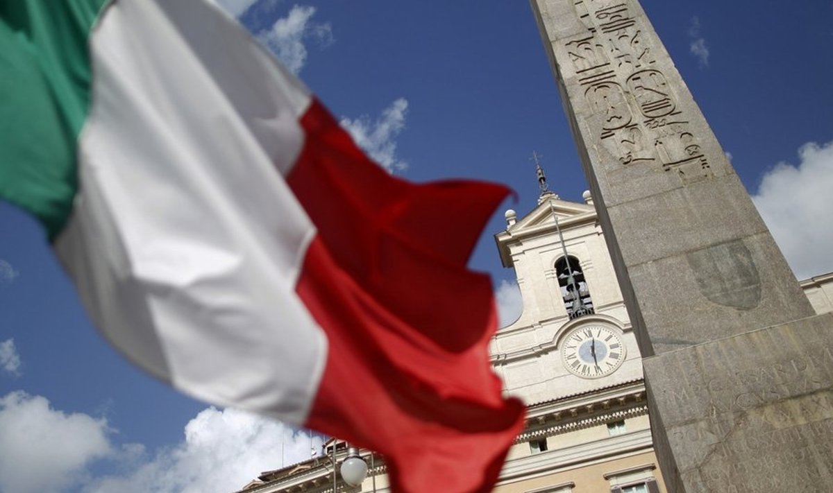 Itaalia lipp lehvimas Roomas parlamendi ees
