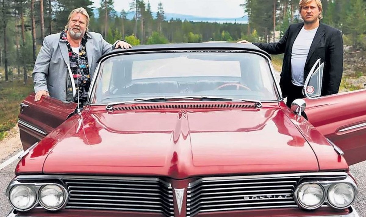 Teekonnafilmi tegelased Vesa-Matti Loiri, Samuli Edelmann ja suur Ameerika auto.