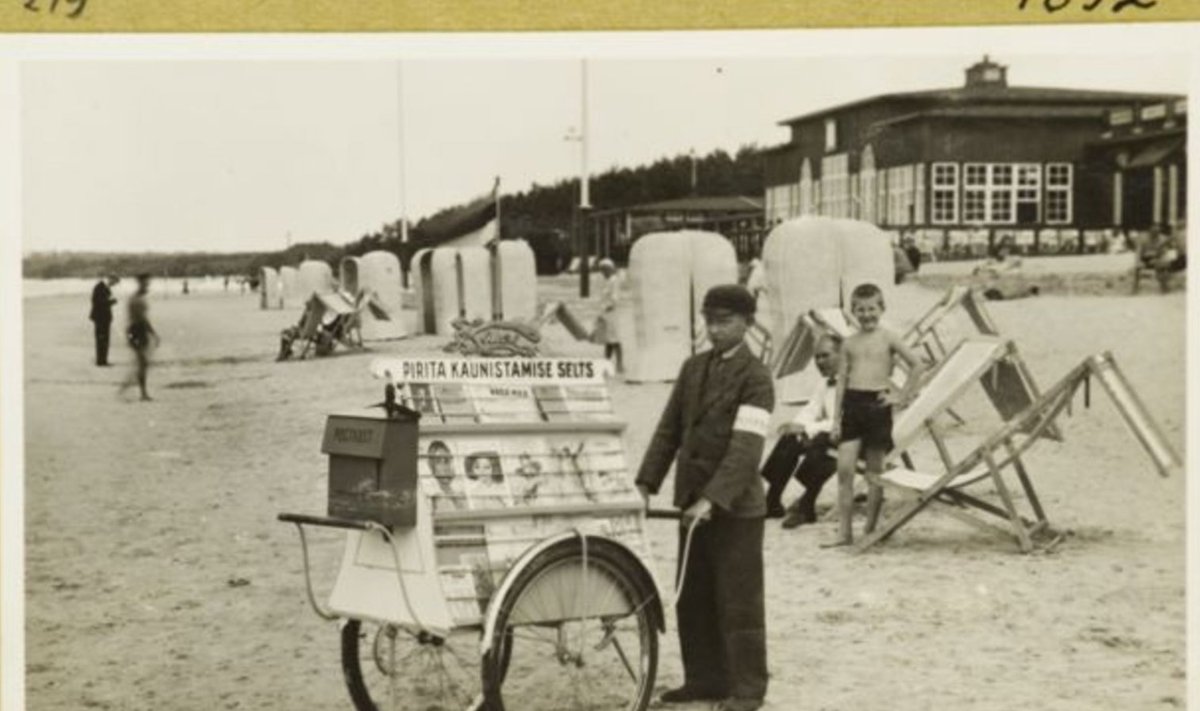 Müügikäruga poiss Pirita supelrannas, 1920ndad
