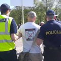 FOTOD | Politsei ajas Riia Võidu pargist minema protestijad, kes nimetasid riigikeele mitteoskajaid idiootideks või okupantideks