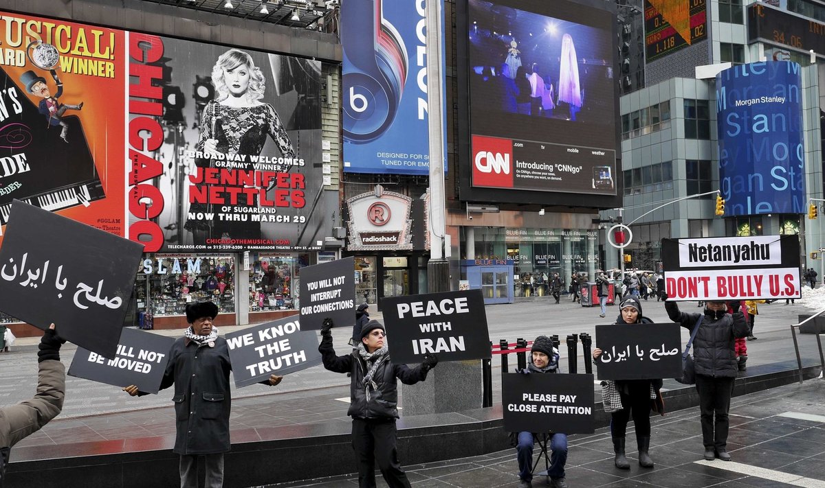 Ajal, mil Iisraeli peaminister pidas USA kongressis Iraani tuumaleppe vastase kõne, nõuti New Yorgis Times Square’il rahu Iraaniga.