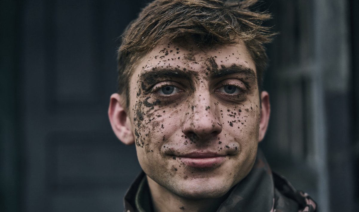 MUST TÖÖ: Donetskis võitlev Ukraina sõdur naeratab fotograafile.