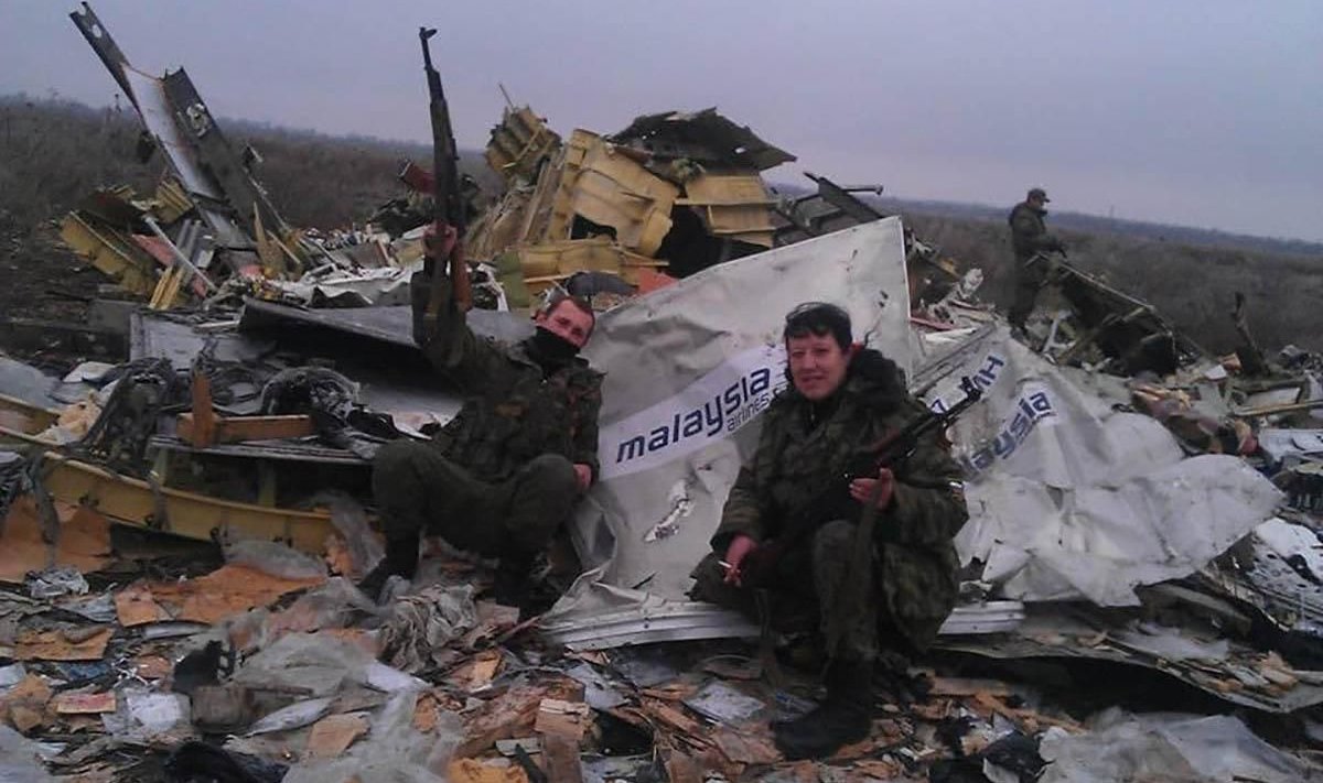 Donetski "rahvavabariigi" võitlejad poseerivad MH17 rusude taustal
