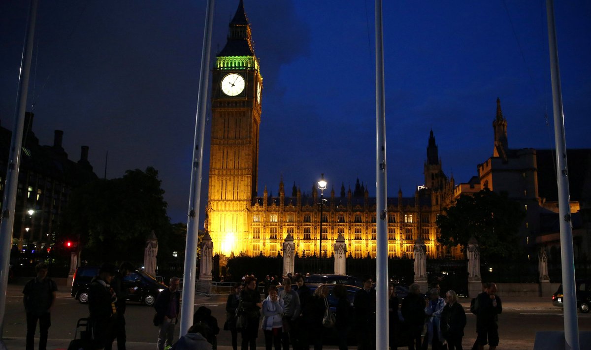 Jo Coxi mälestamine Briti parlamendi ees