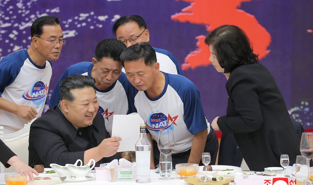 Kim Jong-un 24. novembril satelliidi väljalaskmisele pühendatud peol