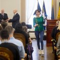 DELFI FOTOD ja VIDEO: Õpetajate majas anti 46 uuele Eesti kodanikule pidulikult üle tunnistused